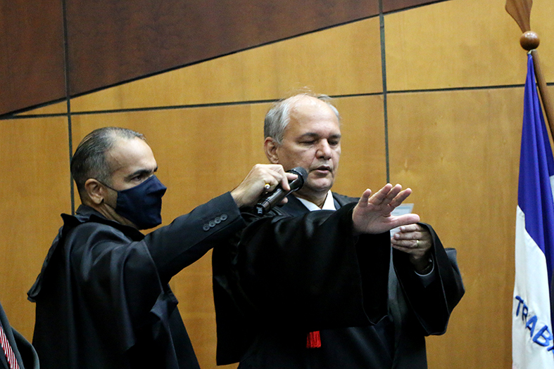 Desembargador Namyr Carlos prestando juramento.