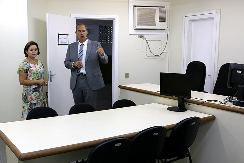 A Desembargadora Janete Simões e o Juiz de Direito Dr. Marcelo Loureiro visitem a recém inaugurada sala de audiências acessível no Fórum Cível de Vitória.