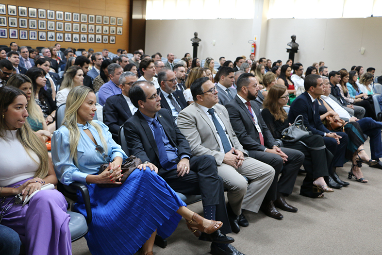 Autoridades diversas assistem as falas inaugurai da premiação Desembargador William Couto Gonçalves.