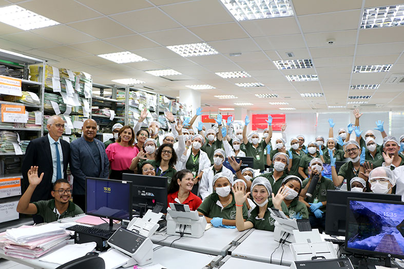 Autoridades do judiciário e colaboradores do cetefe posam para foto.