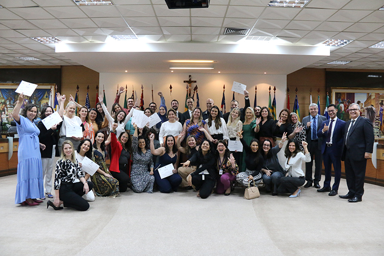 Um grande grupo de pessoas posa para foto no salão pleno do TJES.