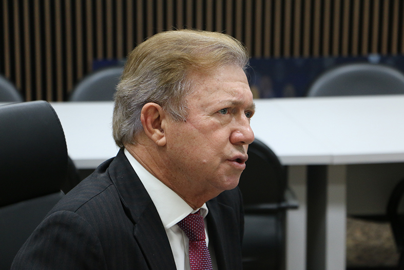 O presidente do TJES, desembargador Fabio Clem em reunião..