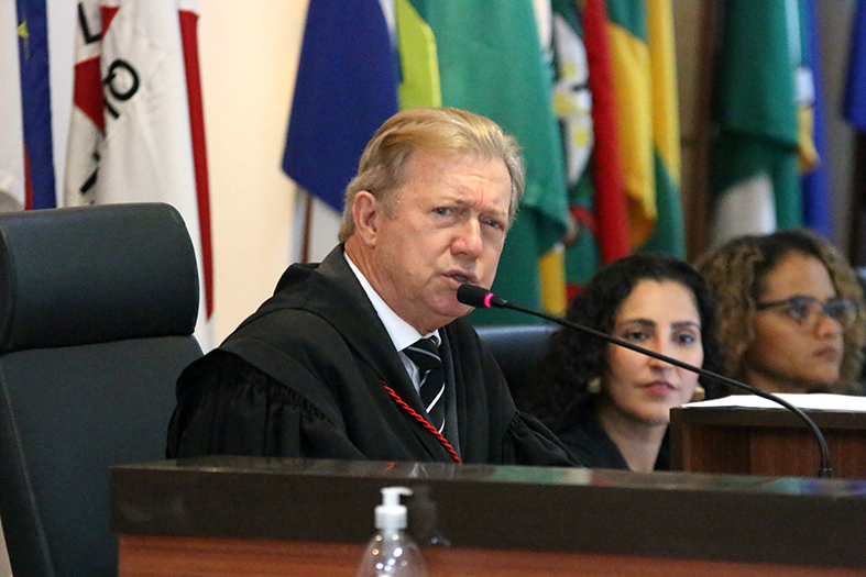 O presidente do TJES, desembargador Fabio Clem fala ao microfone em sessão do tribunal pleno.