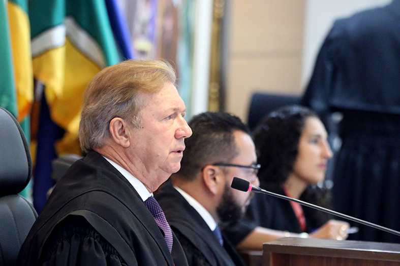 O presidente do TJES, desembargador Fabio Clem, durante sessão do tribunal pleno.