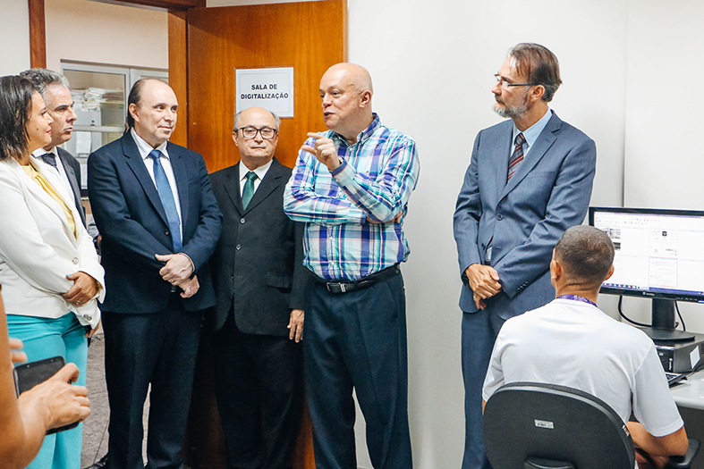 Autoridades do poder judiciário capixaba conversando.