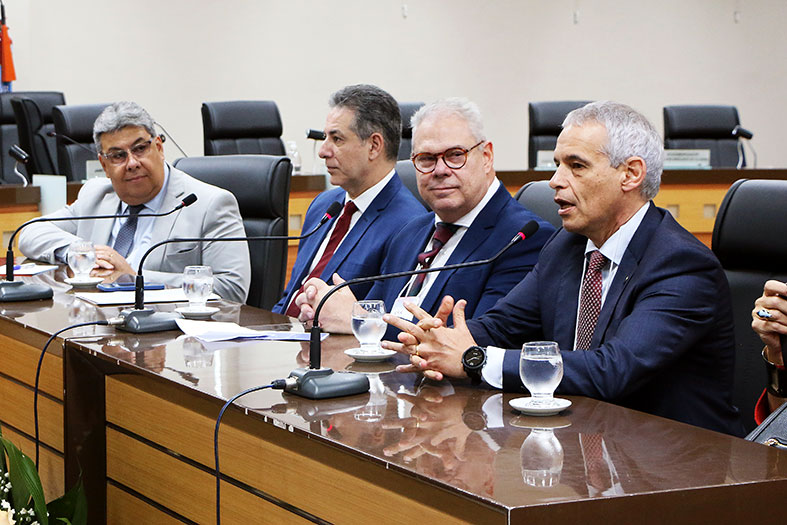 Painelistas debatem temas diversos durante o 15º Fonamec.