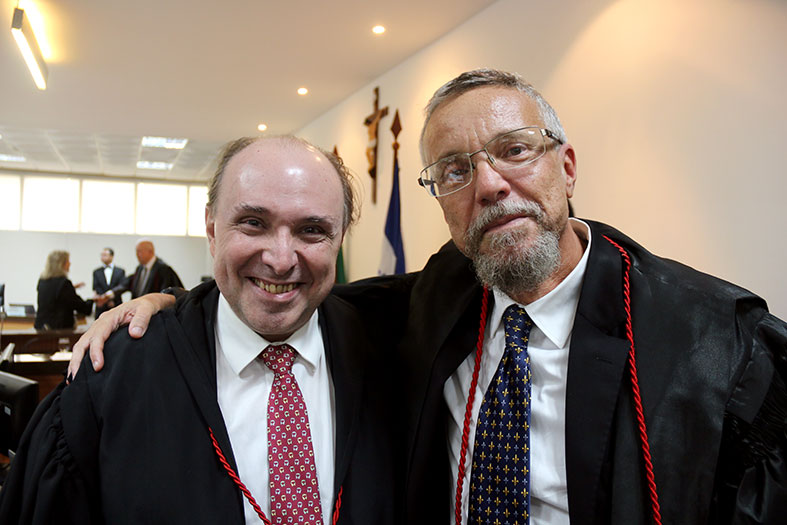 O presidente do TJES, desembargador Samuel Meira Brasil Jr. e o desembargador Marcos Feu Rosa posam para foto.