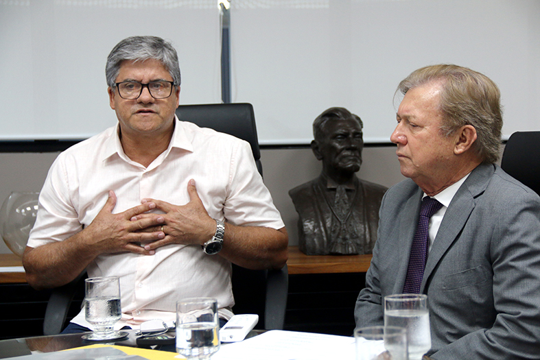 Prefeito de Iúna/ES e o Presidente do TJES, Desembargador Fabio Clem em reunião no gabinete da presidência.