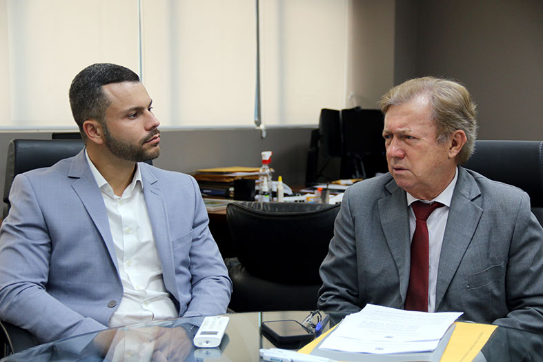 O presidente do TJES, desembargador Fabio Clem conversa com o prefeito de Viana/ES.