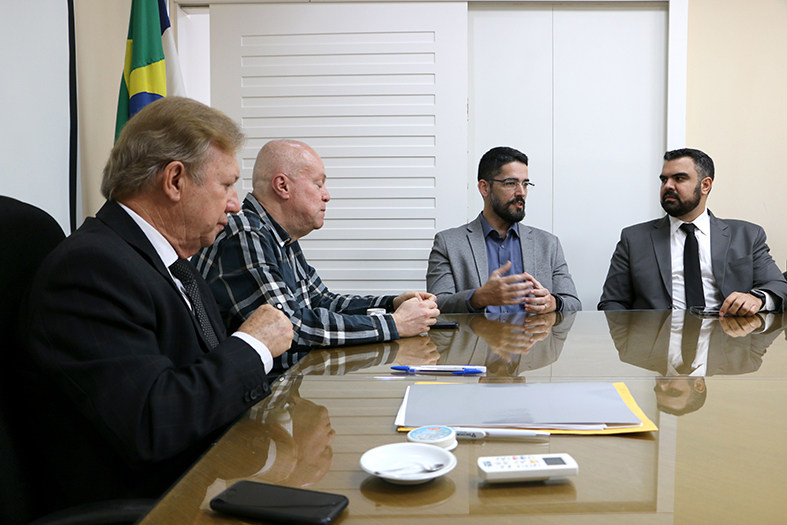 Autoridades diversas em reunião na presidência do TJES.