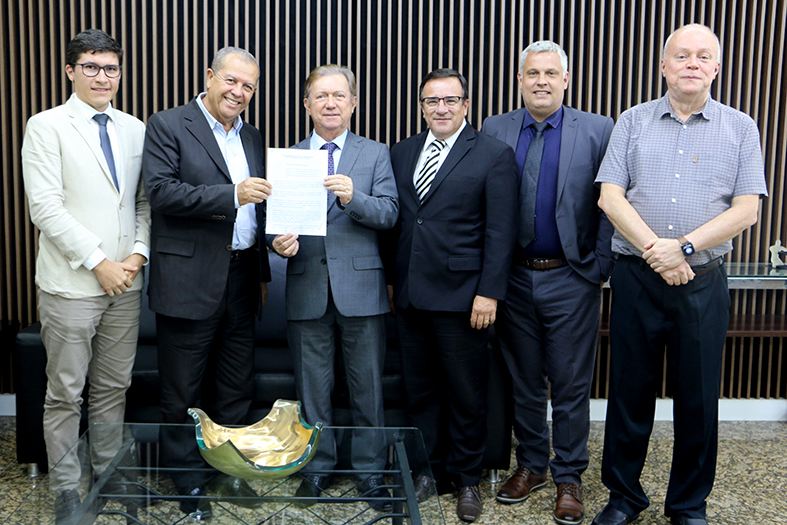 Autoridades diversas posam para foto.
