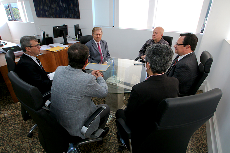 Autoridades diversas em reunião na presidência do TJES.