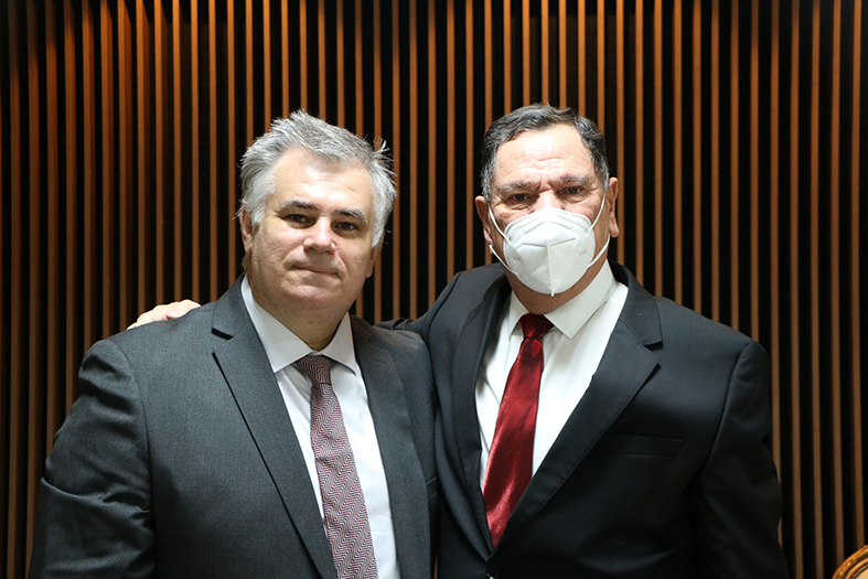 Juiz de Direito Júlio César Costa de Oliveira posa para foto ao lado do presidente do TJES.