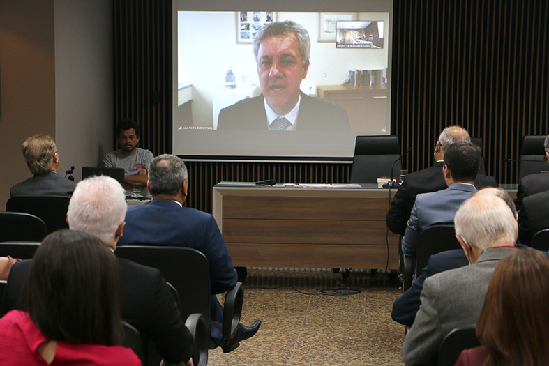O desembargador João Pedro Gebran Neto em transmissão remota.