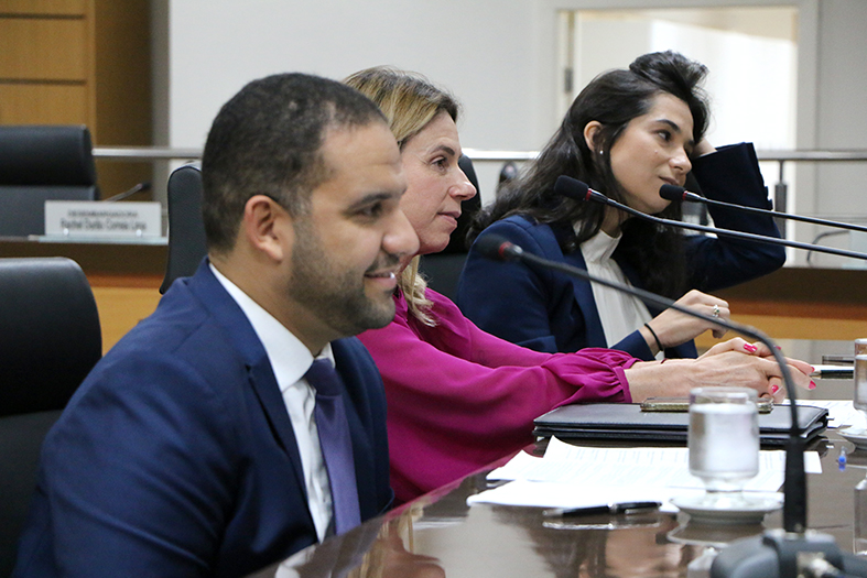 Autoridades diversas em mesa de debates.