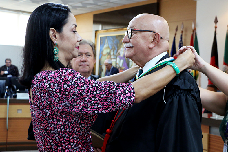 O desembargador Raimundo Siqueira recebe de sua esposa a medalha Gran Cruz do Mérito Judiciário capixaba.