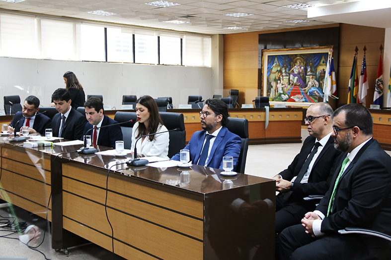 Mesa de debates com palestrantes.