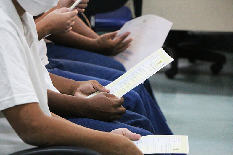 close nas mães das reeducandas do sistema prisional de cachoeiro de itapemirim segurando certidões de nascimento de seus filhos