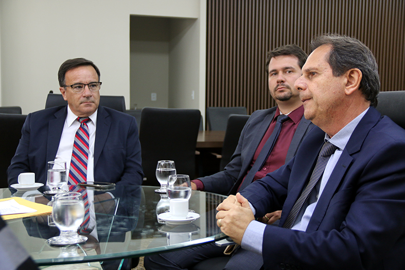 O prefeito Kleber da Costa, homem de pele branca, cabelos na cor preta e vestindo um terno azul marinho.