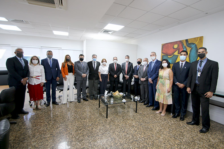 Autoridades do Judiciário possam para foto.