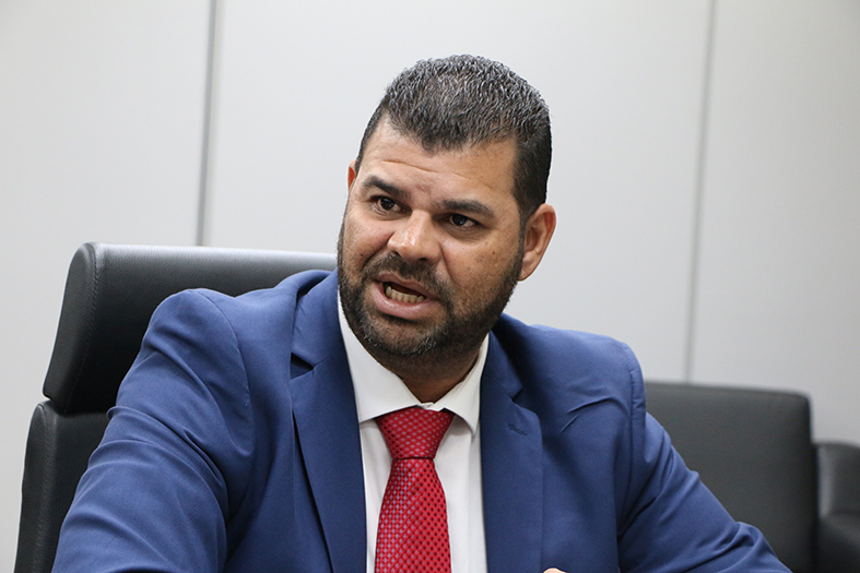 O prefeito Walyson José Santos Vasconcelos fala em reunião no gabinete da presidência do TJES.