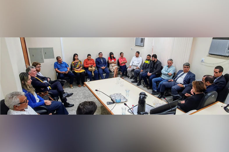 Equipe da Comissão Regional de Soluções Fundiárias reunida com os moradores da ocupação na região de Boa Esperança/ES.