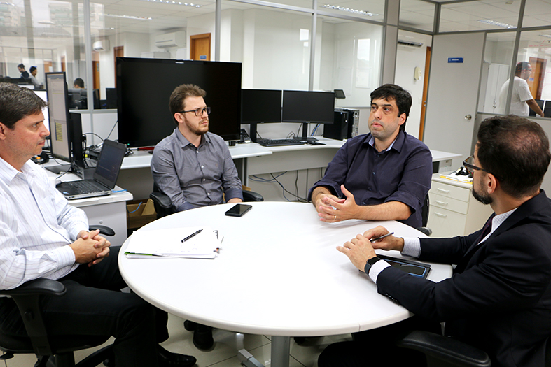 Servidores em reunião na secretaria de tecnologia da informação do tjes.