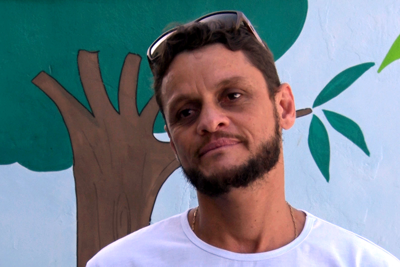 Manoel, homem de pele parda, com barba e cabelos na cor preta.