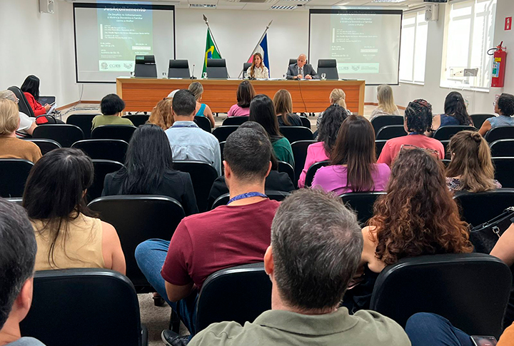 Público assiste ao seminário  “JusAcolhimento: Os Desafios no Enfrentamento à Violência Doméstica e Familiar contra  Mulher” no auditório da Corregedoria/ES.