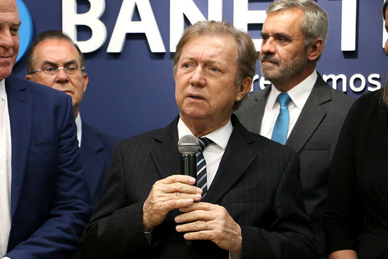 O presidente do TJES, desembargador Fabio Clem, fala ao microfone.