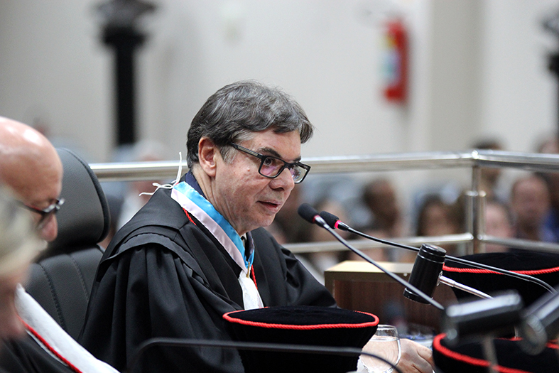 O desembargador Ubiratan Almeida Azevedo.