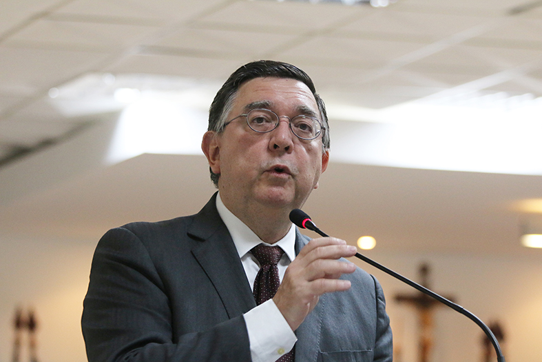 O professor Antônio Carlos da Ponte fala ao microfone.