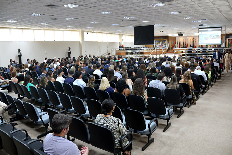 Salão do tribunal pleno lotado durante a entrega do prêmio Desembargador Willian Couto Gonçalves.