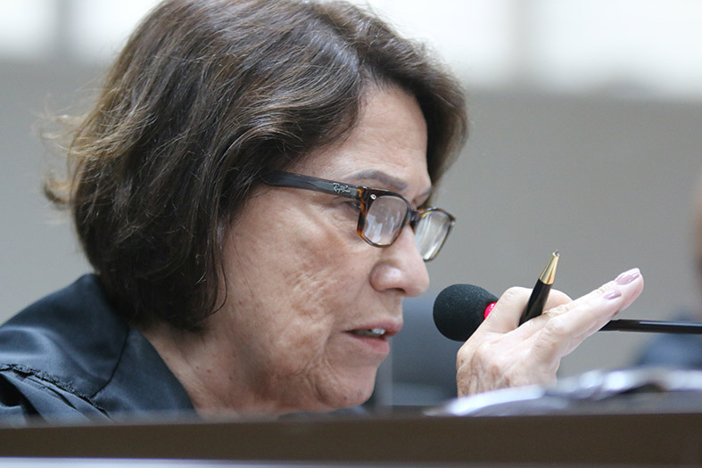 A desembargadora Eliana Munhós, mulher de pele branca e cabelos na cor preta.