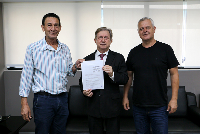 Autoridades diversas posam para foto.