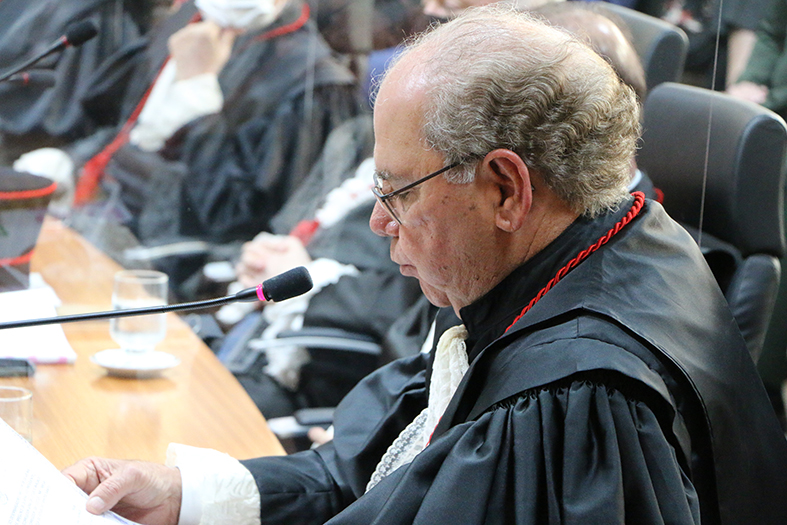 O desembargador Adalto Dias Tristão fala ao microfone.