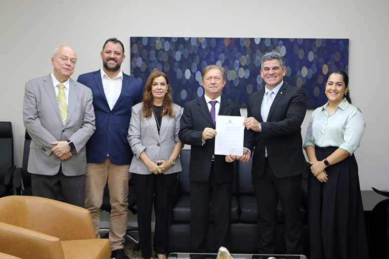 Autoridades diversas posam para foto.