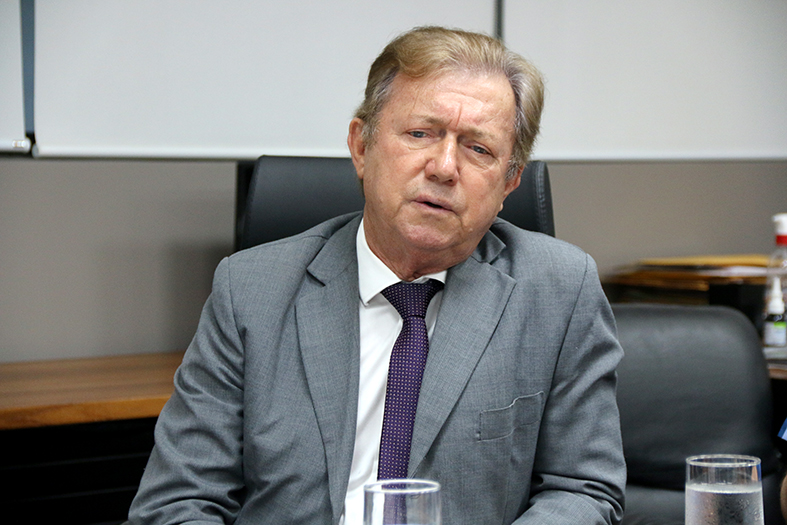 O presidente do TJES, desembargador Fabio Clem em reunião com os prefeitos de Irupi e Iúna..