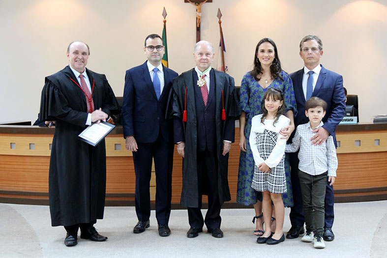 O desembargador Annibal de Rezende Lima posa para foto ao lado de sua família e do presidente do TJES.