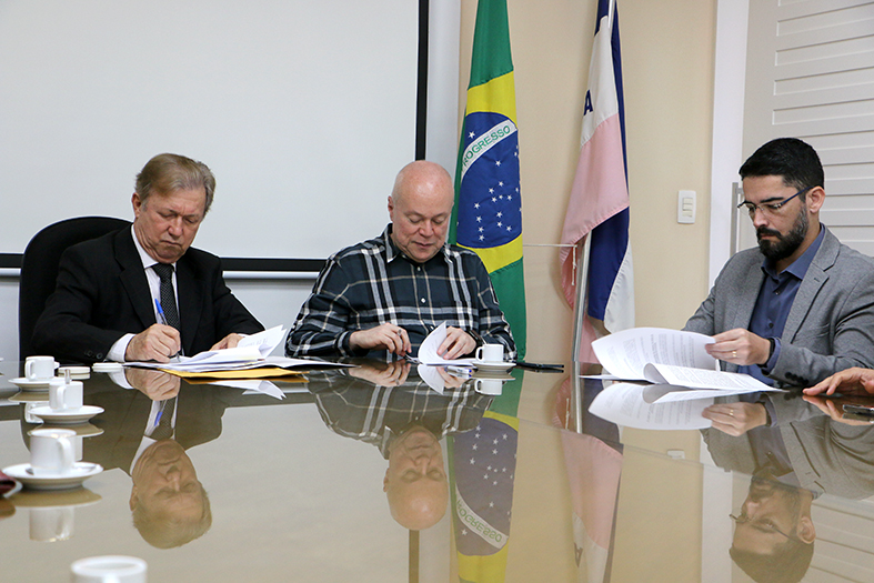 Desembargadores do TJES e Prefeito de Cachoeiro de Itapemirim assinam documentos.