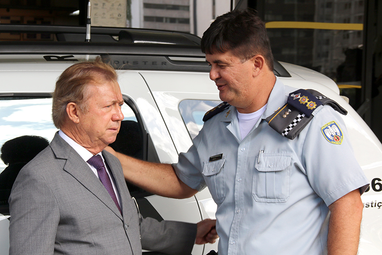 O assessor militar do TJES, tenente-coronel Roger de Oliveira Almeida cumprimenta o Presidente do TJES, Desembargador Fabio Clem de Oliveira.