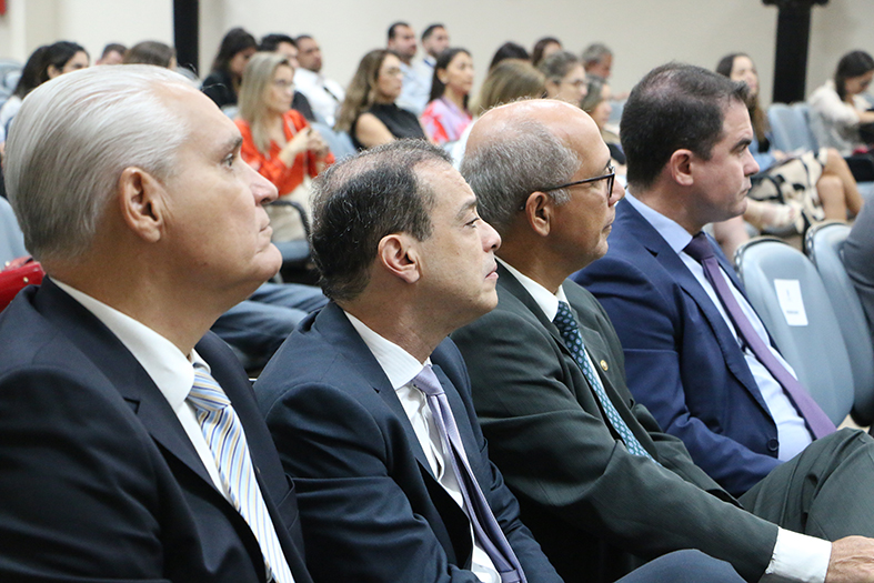 Público assiste a evento da emes no salão do tribunal pleno do tjes.
