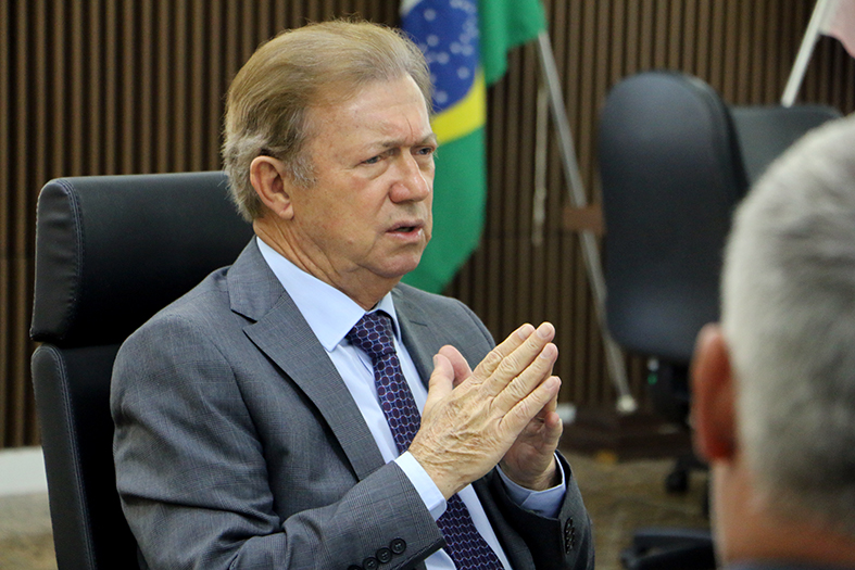 O presidente do TJES, desembargador Fabio Clem, em reunião no seu gabinete..