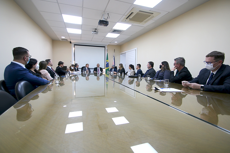 Autoridades do Judiciário em reunião na presidência do TJES.
