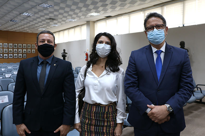 Os procuradores Eder Pontes da Silva, Josemar Moreira, e a promotora Maria Clara Mendonça Perim posam para foto.