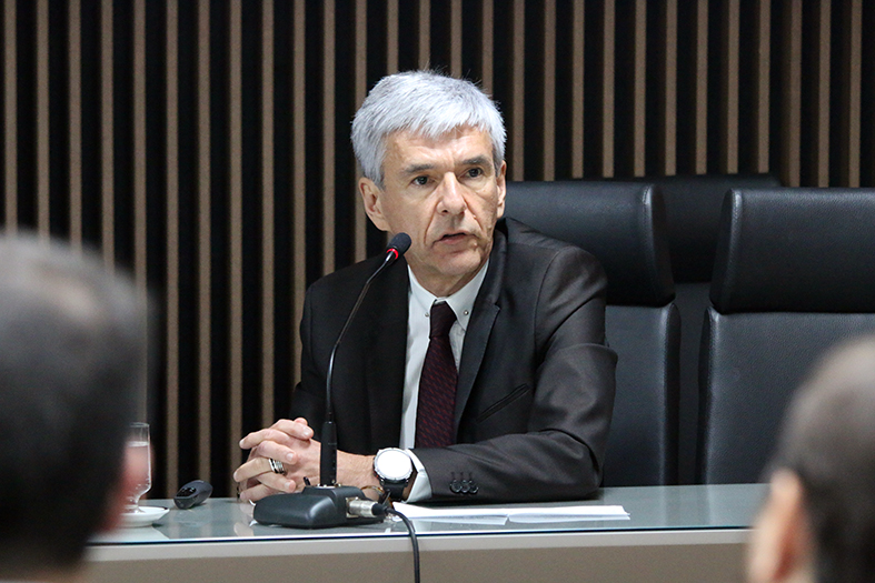 O procurador aposentado do MPSP e ex-conselheiro do CNJ, Arnaldo Hossepian, homem de pele branca com cabelos grisalhos.