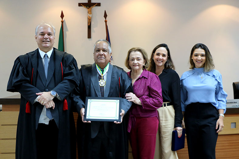 O desembargador Jaime Abreu, sua família e o desembargador Namyr posam para foto.