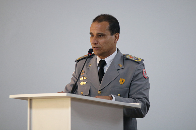 Comandante-Geral do Corpo de Bombeiros Militar fala ao microfone.
