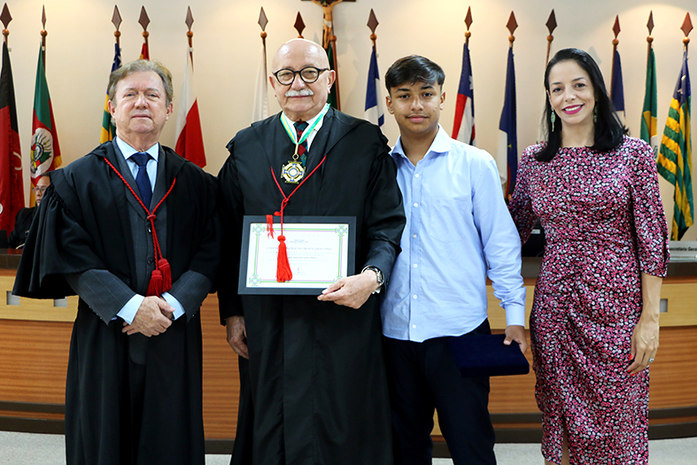 O presidente do TJES, desembargador Fabio Clem, posa para foto ao lado do desembargador Raimundo Siqueira, sua esposa e seu filho.