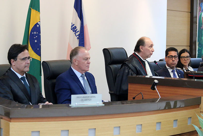Mesa de honra durante a posse da desembargadora Heloisa Cariello e desembargador Marcos Valls Feu Rosa.